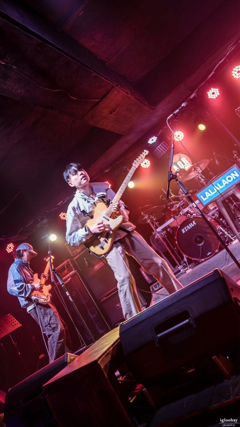 3인조 모던락밴드 이글루베이 igloobay 공연 단체사진 .기타가 옷 잘 입음