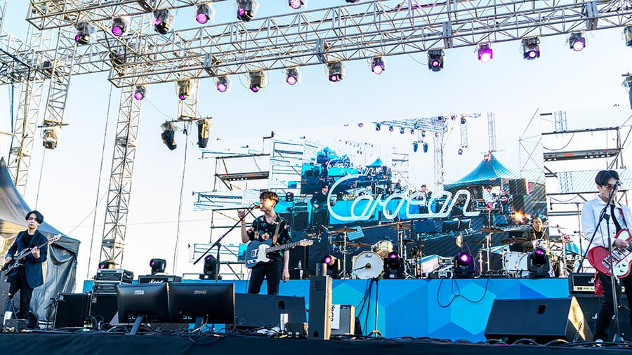 페스티벌 등에서는 무대 스크린 영상도 비치므로 너무 알록달록한 색상은 피하는 게 좋다.