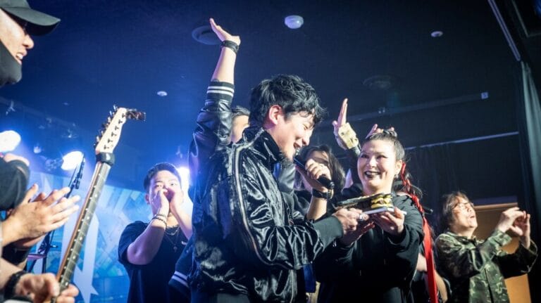 뉴클리어 이디엇츠 nuclear idiots 3집 쇼케이스 축하 케이크 전달 장면